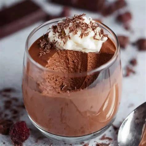 Querschnitt: Mousse au Chocolat Ei mit zarter Füllung