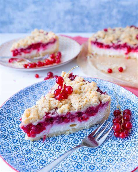 Querschnitt: Pudding-Schmand-Schicht mit Kokosstreuseln und roten Johannisbeeren
