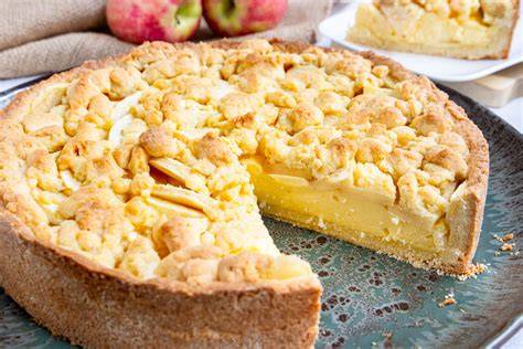 Querschnitt: Pudding-gebundene Apfelmasse und Schmandguss auf Mürbteig