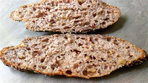 Querschnitt: Saftige Krume mit Haselnüssen und Quark