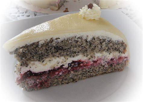 Querschnitt: Schichtung Mohnbiskuit - Sahne - Preiselbeeren - Marzipandecke