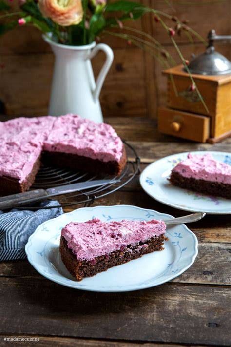 Querschnitt: Schoko-Boden, Preiselbeeren, Sahnecreme