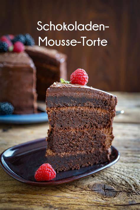 Querschnitt: Schoko-Einhorn-Torte mit Schokoganache und bunter Mähne