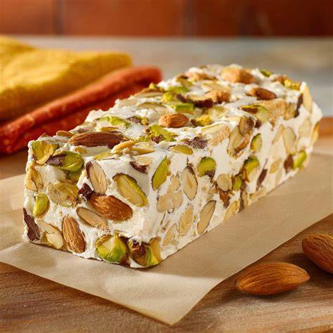 Querschnitt: Struktur dunkler Nougat mit Haselnussstücken