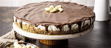 Querschnitt: Veganer Cashew-Käsekuchen mit verschiedenen Fruchttoppings