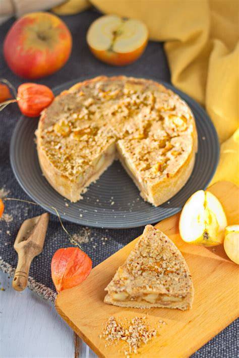 Querschnitt Apfelkuchen: saftige Krume, Zimtzuckerkruste, Apfelstückchen