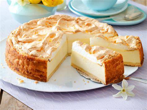 Querschnitt Käsekuchen mit Baiserhaube