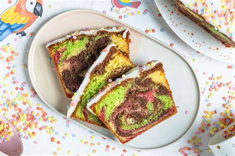 Querschnitt Papageienkuchen grün-lila-schwarz