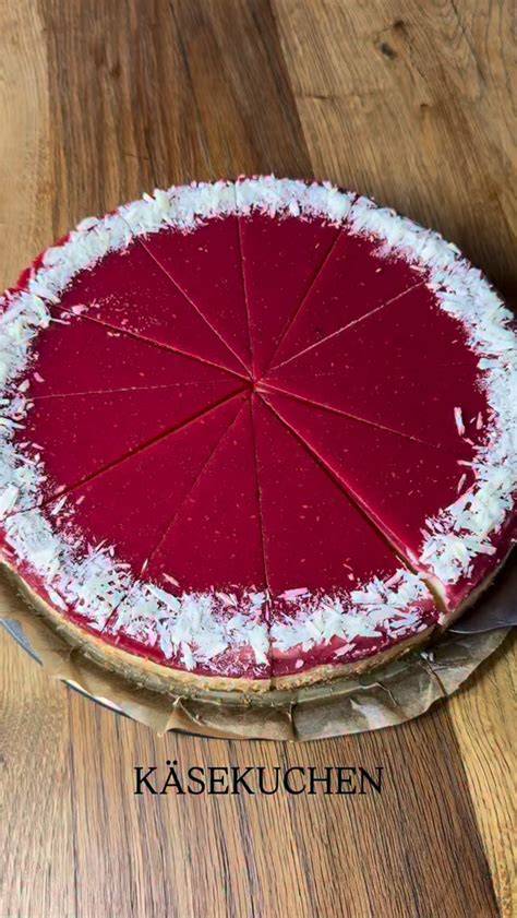 Querschnitt der Hugo-Torte: Boden, Creme, Biskuit, Creme, Spiegel