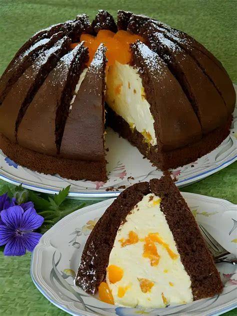 Querschnitt der Kilimandscharo Torte: Kuppel aus Früchte-Sahne, Biskuitboden und Tortenstücke oben