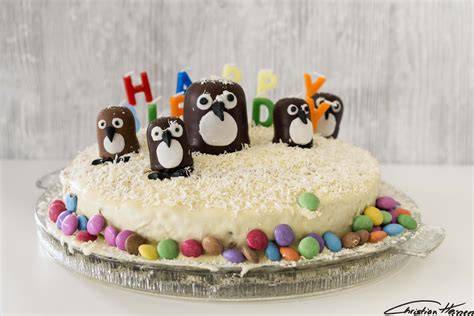 Querschnitt der Pinguin Torte (Biskuit, Creme, Schokoschicht)