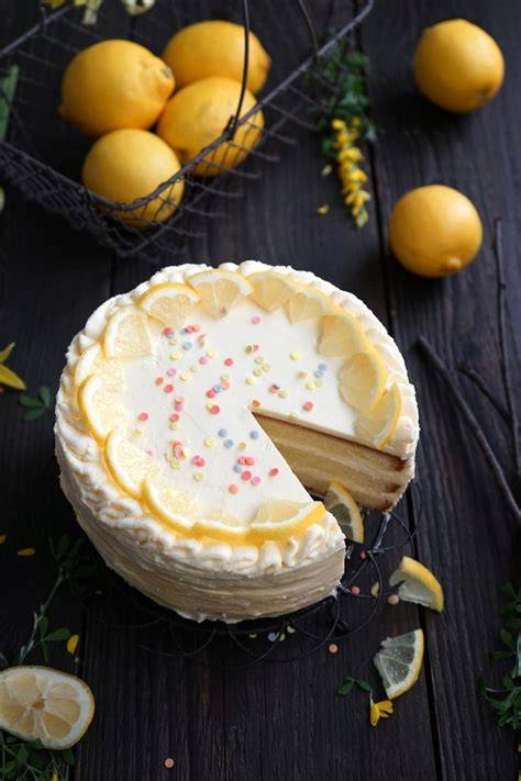 Querschnitt der Torte: Biskuit, Lemon Curd, Buttercreme und Heidelbeerkompott