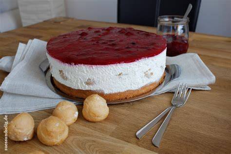 Querschnitt der fertigen Torte mit Mini Windbeuteln und roter Grütze