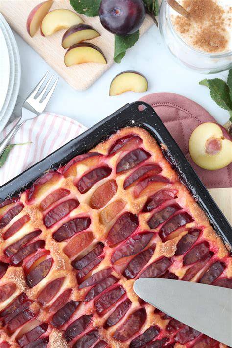 Querschnitt durch Mürbeteig-Pflaumenkuchen mit hochkant gesetzten Zwetschgen