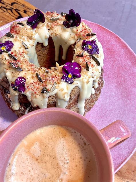 Querschnitt durch einen saftigen Kürbis-Schoko-Muffin, serviert mit einer Tasse Kaffee