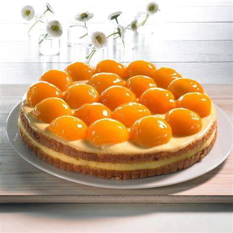 Querschnitt einer Aprikosentorte mit Vanillecreme