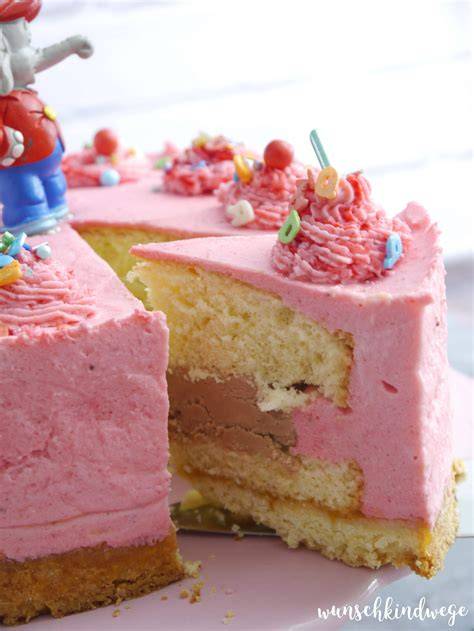 Querschnitt einer Benjamin Blümchen Torte (Erdbeer-Geleeschicht, Biskuit, Sahne)