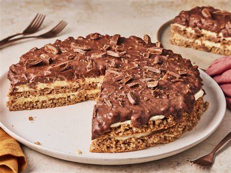 Querschnitt einer Daim Torte mit zu erkennenden Schichten und Daim-Stückchen