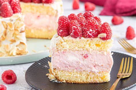 Querschnitt einer Himbeer Sahne Torte mit Fondant, einzelne Schichten sichtbar