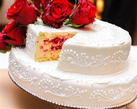 Querschnitt einer Hochzeitstorte mit Lemon-Curd und Beerenfüllung