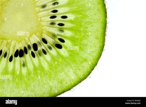 Querschnitt einer Kiwi mit Nährwertangaben