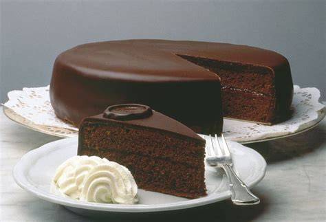 Querschnitt einer Original Sacher-Torte mit den zwei Marmeladenschichten
