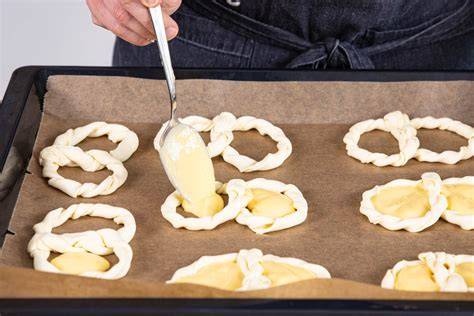 Querschnitt einer Puddingbrezel mit Zutatenmarkierungen