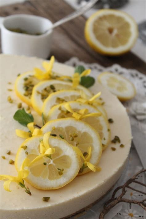 Querschnitt einer Zitronen-Käsetorte mit frischer Dekoration