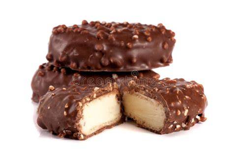 Querschnitt einer weißen Praline mit Ganache-Füllung