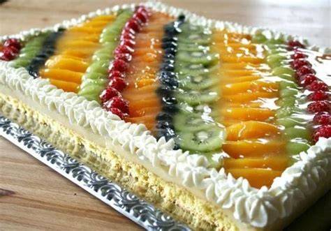 Querschnitt eines Blechkuchens mit fruchtigem Belag und Streuseln