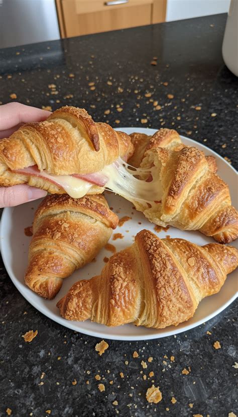 Querschnitt eines Croissants: blättrige Krume