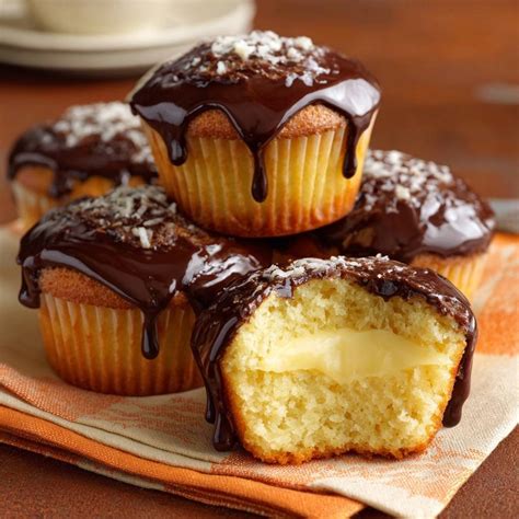 Querschnitt eines Schoko-Muffins mit Marmeladenfüllung