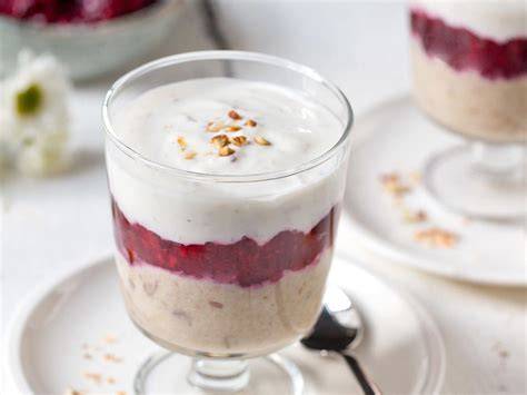 Querschnitt-Grafik: Schichtaufbau mit Beerenkompott und Buttercreme