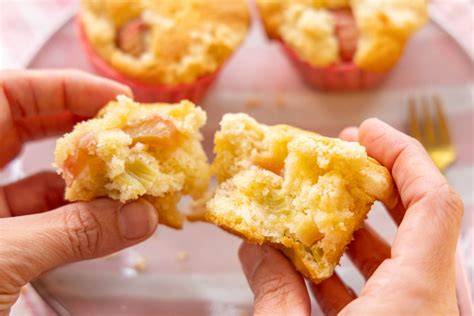 Querschnitt-Grafik eines Muffins: Teig, Puddingcreme, Brombeerfüllung, Streusel