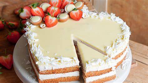 Querschnitt-Schema: Anordnung der Erdbeeren am Rand und Schichten der Torte