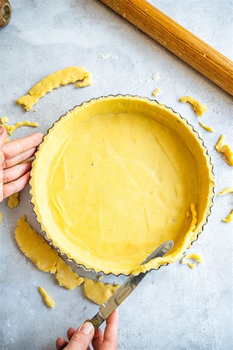 Querschnitt-Skizze: Mürbeteigboden, Apfelschicht, Streuseldecke