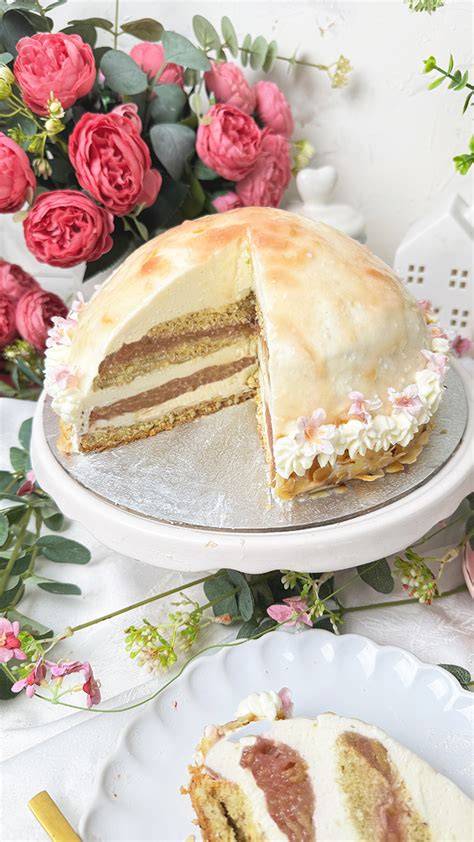 Querschnittgrafik einer Kuppeltorte mit Schichten und Dekorationshinweisen