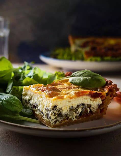 Quiche auf einem Kuchengitter mit Salat
