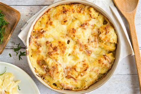 Quiche mit Kartoffelscheiben und Käse überbacken