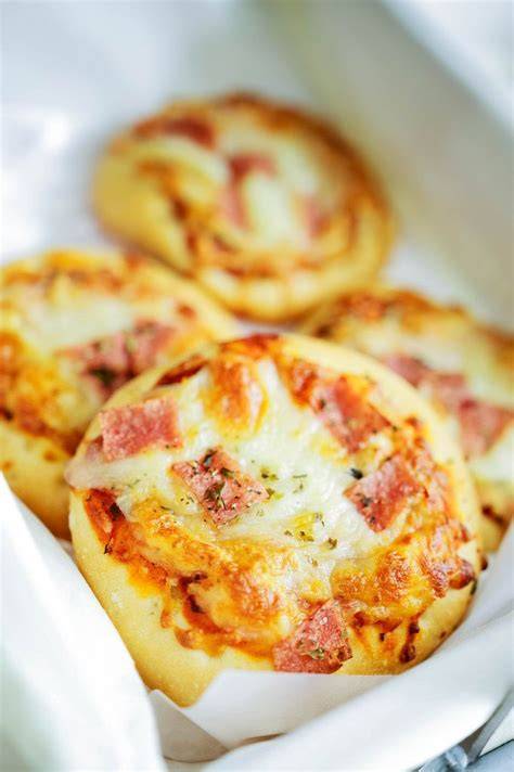 Quiche-Anschnitt mit knusprigem Rand und geschmolzenem Käse