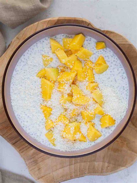 Quinoa Pudding mit Kokosmilch und Mango in einer Glasschale