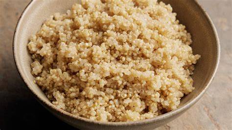 Quinoa unter fliessendem Wasser waschen