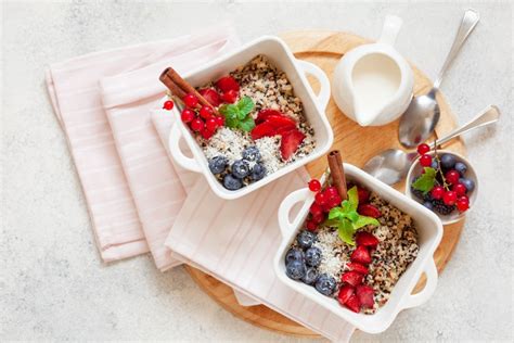 Quinoapudding mit bunter Quinoa, Mandelmilch, Zimt und frischen Beeren