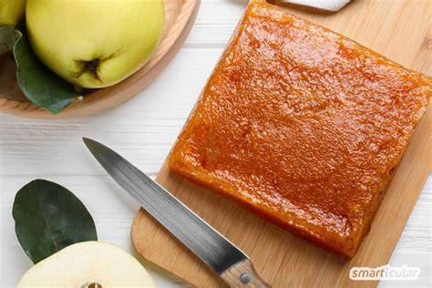 Quittenbrot in Stücken serviert mit Käse