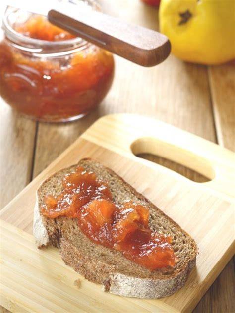 Quittenmarmelade auf frischem Brot