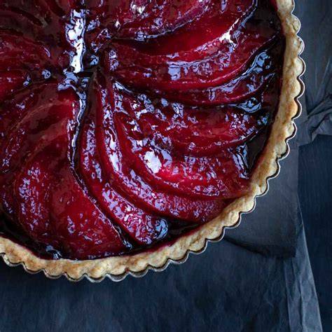 Quittentarte mit Marzipan und Johannisbeer-Glasur