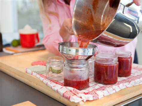 Röhren im Topf: Gelierprobe und Abfüllen der Marmelade