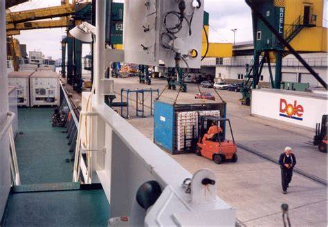 Röstkessel und Kühlschiffe in der Manufaktur
