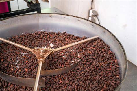 Röstmaschine und Conchiermaschine in einer Nougatproduktion
