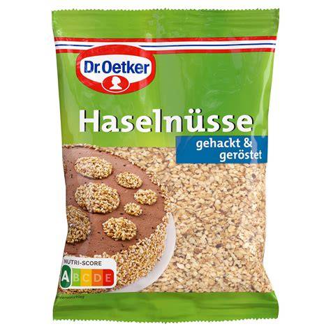 Röstung von Haselnüssen und gehackte Nüsse als Topping